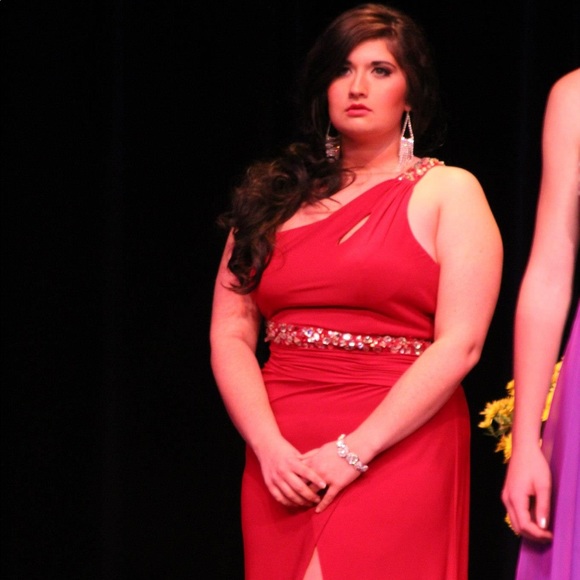 Red Gown Prom/Homecoming/Pageant - Picture 2 of 6